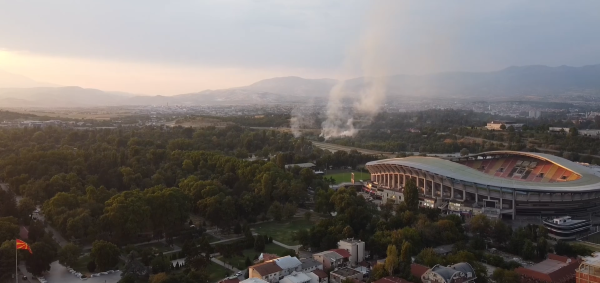 ПОЖАР ПОД КАЛЕТО ВО СКОПЈЕ, ГО ГАСАТ 4 ПОЖАРНИ