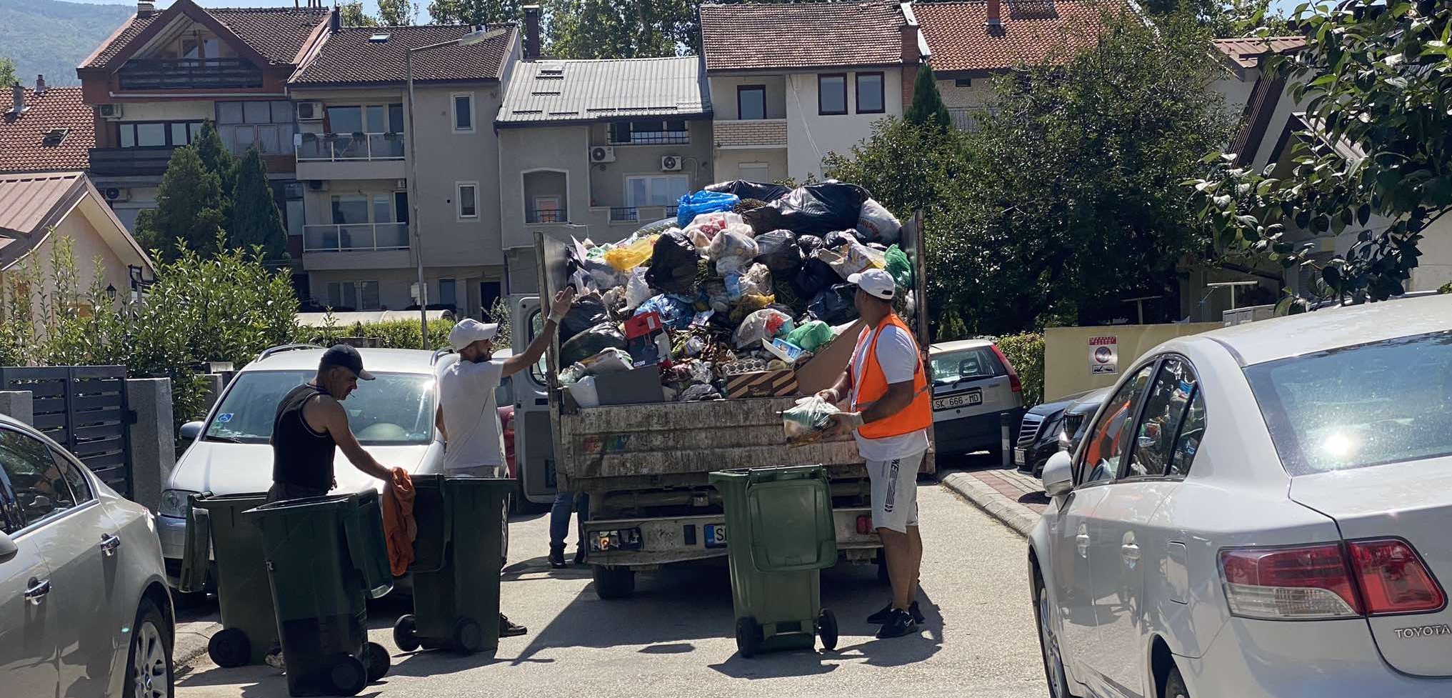 СО ИМПРОВИЗИРАНИ КАМИОНЧИЊА СЕ СОБИРА ЃУБРЕТО НИЗ НАСЕЛБИТЕ ВО СКОПЈЕ