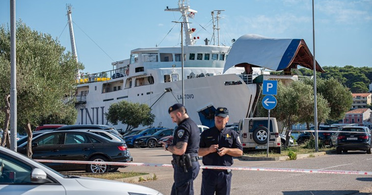 ТРОЈЦА МОРНАРИ ЗАГИНАА ВО ХРВАТСКА ОТКАКО ВРЗ НИВ ПАДНА РАМПА ОД ТРАЕКТ