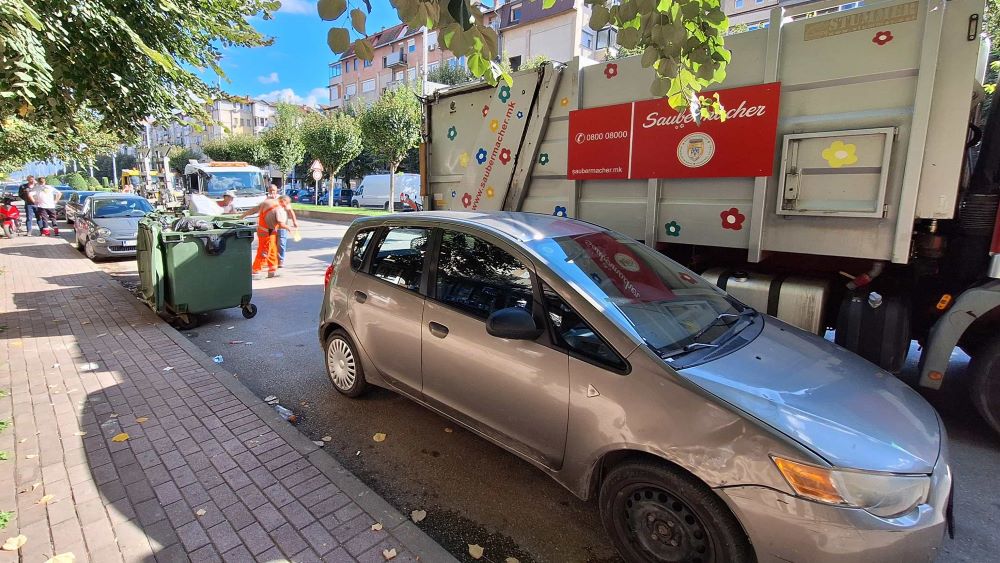 ПАЈАКОТ ВО ТЕТОВО КРЕНА ВОЗИЛА ПАРКИРАНИ ДО КОНТЕЈНЕРИТЕ ЗА СМЕТ ЗАРАДИ ПРИСТАП НА КОМУНАЛЦИТЕ