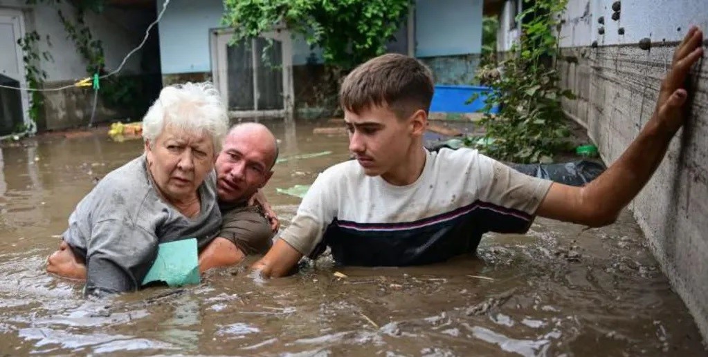 ГОЛЕМИ ПОПЛАВИ ПО ПОРОЈНИТЕ ДОЖДОВИ ВО ЦЕНТРАЛНА И ИСТОЧНА ЕВРОПА, ИЛЈАДНИЦИ СЕ ЕВАКУИРАНИ