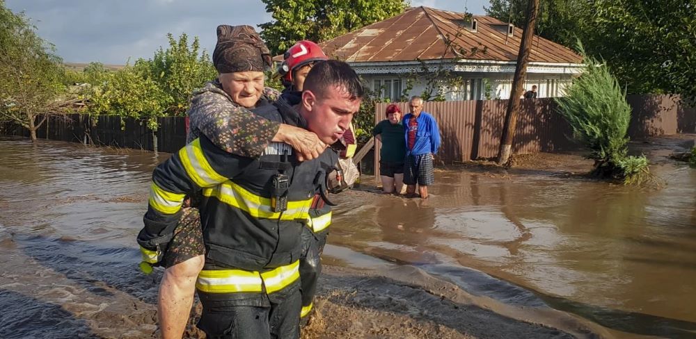 ПЕТ ЖРТВИ ВО НЕВРЕМЕТО ВО РОМАНИЈА, ВИКЕНДОВ СЕ ОЧЕКУВААТ ПОПЛАВИ ВО ЦЕЛА СРЕДНА ЕВРОПА