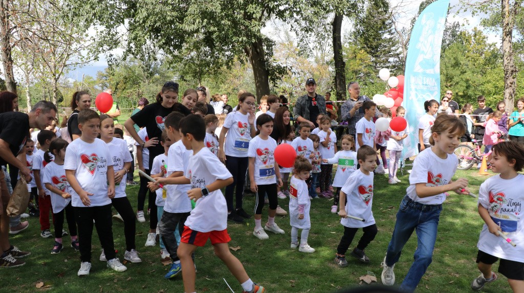 СТОТИНА ДЕЦА ТРЧАА ВО ГРАДСКИ ПАРК ВО СКОПЈЕ ЗА ПОДИГНУВАЊЕ НА СВЕСТА ЗА РЕТКАТА БОЛЕСТ ВИЛСОН