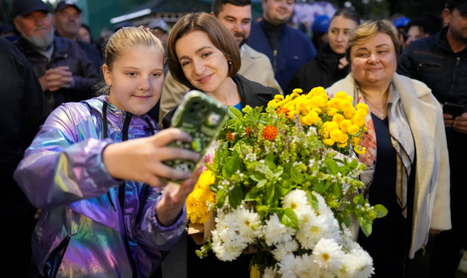 МОЛДАВЦИТЕ ИЗЛЕГУВААТ НА РЕФЕРЕНДУМ ЗА ДА ОДЛУЧАТ ДАЛИ САКААТ ИДНИНА СО ЕУ ИЛИ РУСИЈА