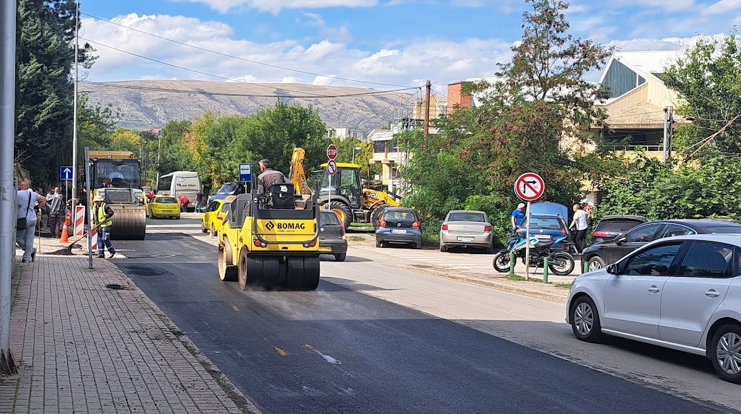 ПОРАДИ ЛОШАТА ИЗВЕДБА ПОВТОРНО СЕ АСФАЛТИРАШЕ ДЕЛ ОД УЛИЦАТА „АЛЕКСО ДЕМНИЕВСКИ-БАУМАН“ ВО ВЕЛЕС