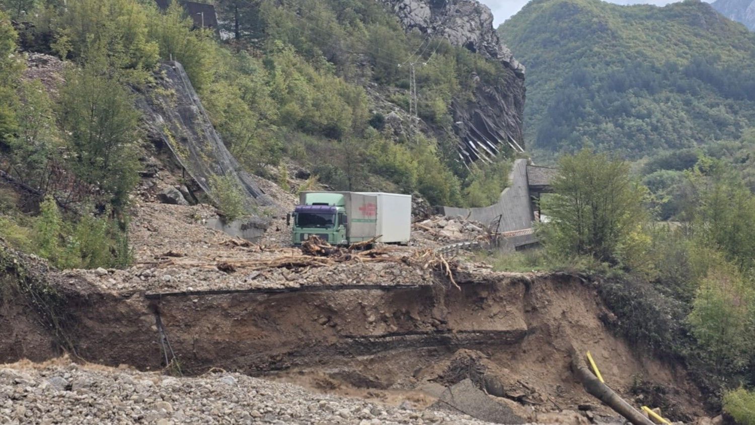 НАЈМАЛКУ 15 МРТВИ ВО ПОПЛАВИТЕ ВО БИХ, ИМА МНОГУ ИСЧЕЗНАТИ