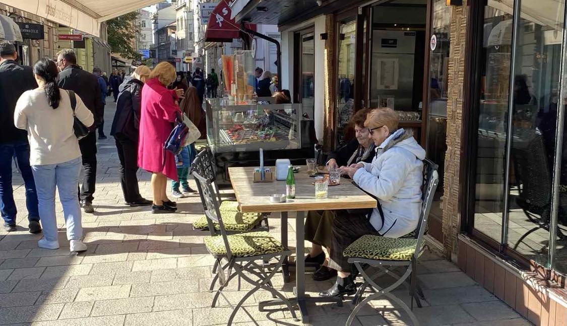 BANKAT NUK U JAPIN KARTELA KREDIE QYTETARËVE QË KANË MBUSHUR 70 VJEÇ, I PENGOJNË TË PAGUAJNË ME KËSTE DHE PËR SHUMË SHËRBIME JASHTË VENDIT