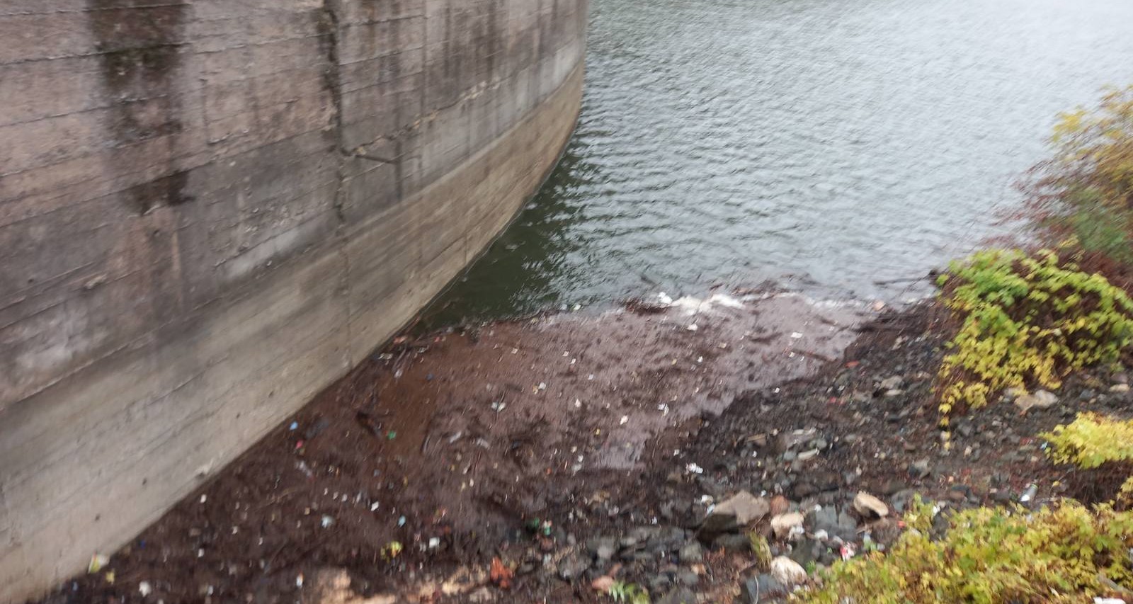 „ВОДОСТОПАНСТВО“ ГО ИСЧИСТИ ЃУБРЕТО ОКОЛУ БРАНИТЕ ЛИПКОВО И ГЛАЖЊА ОД КАДЕ КУМАНОВО СЕ СНАБДУВА СО ВОДА ЗА ПИЕЊЕ