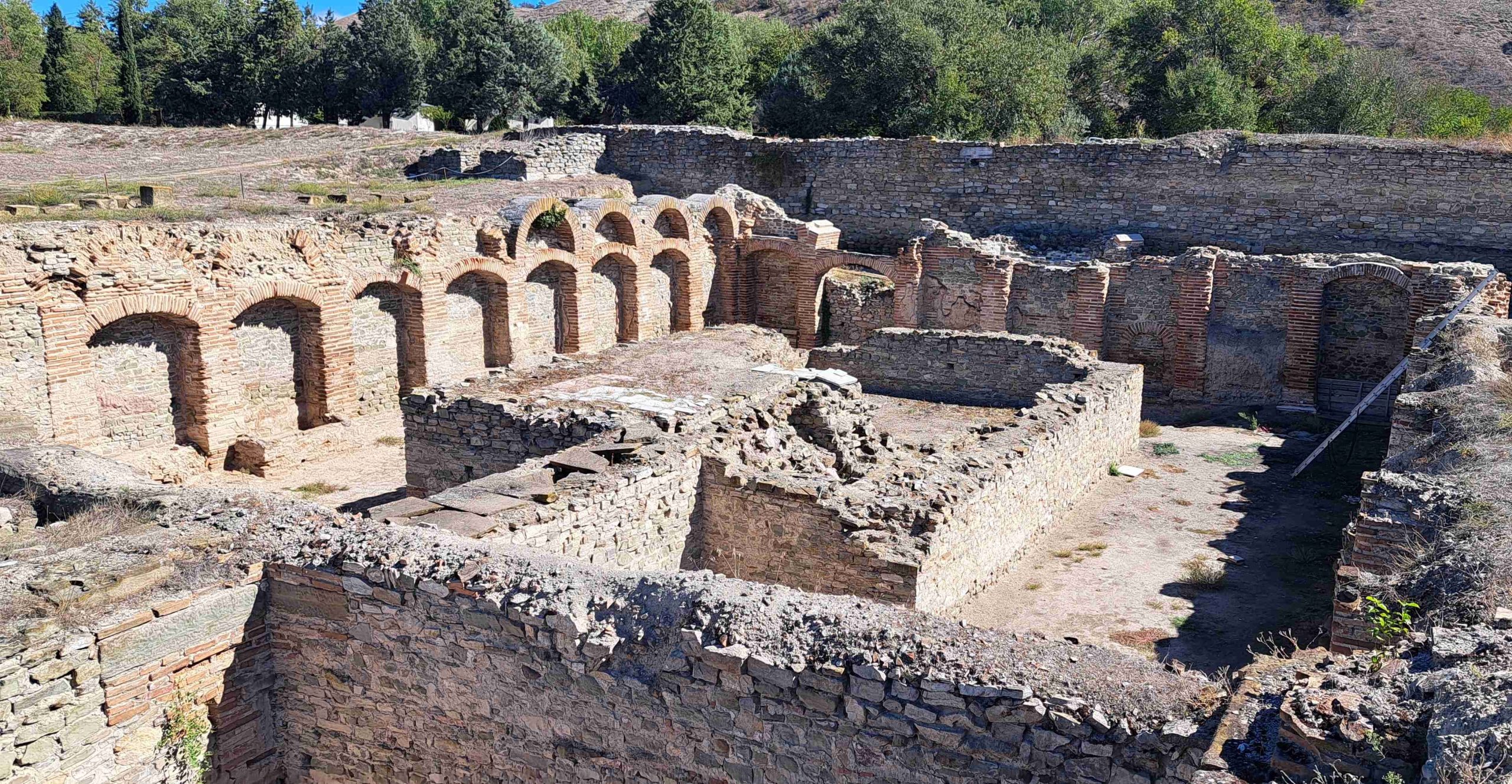 СО АМЕРИКАНСКИ ПАРИ ВО СТОБИ СЕ ВРШИ КОНЗЕРВАЦИЈА СО ЛОКАЛНИ МАТЕРИЈАЛИ, ИСТО КАКО КОГА БИЛЕ ГРАДЕНИ ОБЈЕКТИТЕ