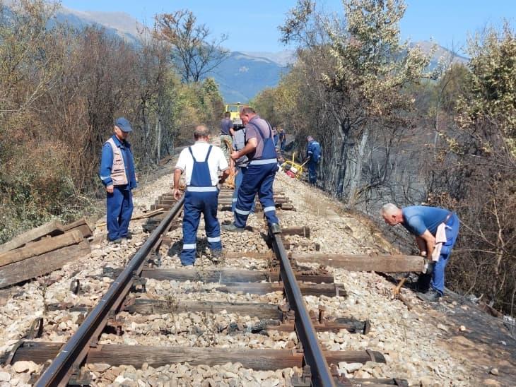 МАКЕДОНСКИ ЖЕЛЕЗНИЦИ ПРОМЕНИ 1.300 ПРАГОВИ НА ПРУГИТЕ ИЗГОРЕНИ ВО ПОЖАРИТЕ ЛАНИ И ОБНОВИ ЕЛЕКТРИЧЕН ПАТНИЧКИ ВОЗ