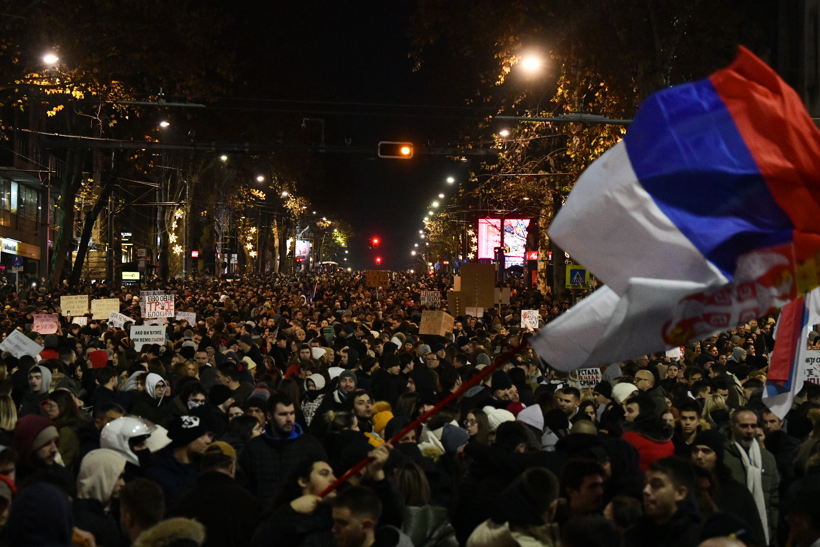 ДЕСЕТИЦИ ИЛЈАДИ ЛУЃЕ ГИ ПОДДРЖАА СТУДЕНТИТЕ НА ГОЛЕМИОТ ПРОТЕСТ ВО БЕЛГРАД