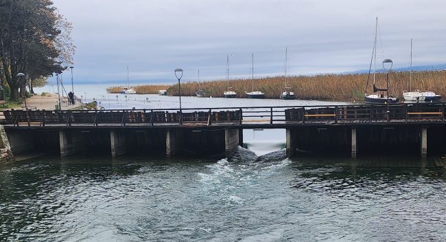 ВЛАДАТА ДА ПРОГЛАСИ КРИЗНА СОСТОЈБА ВО СТРУГА ПОРАДИ ЗАГАДЕНАТА ВОДА ЗА ПИЕЊЕ, БАРААТ СТРУЖАНИ