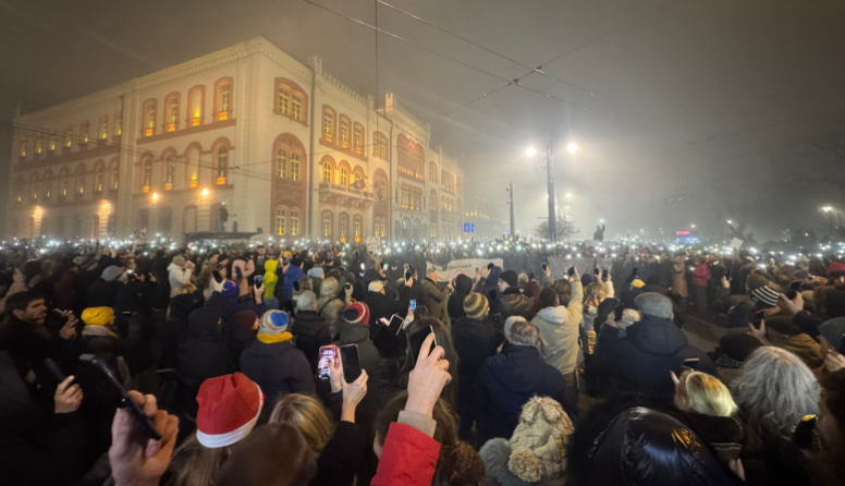 СТУДЕНТИТЕ И ГРАЃАНИТЕ ВО СРБИЈА ПРОТЕСТИРАА И ВО НОВОГОДИШНАТА НОЌ, 2025 ПРЕЧЕКАНА ВО ТИШИНА