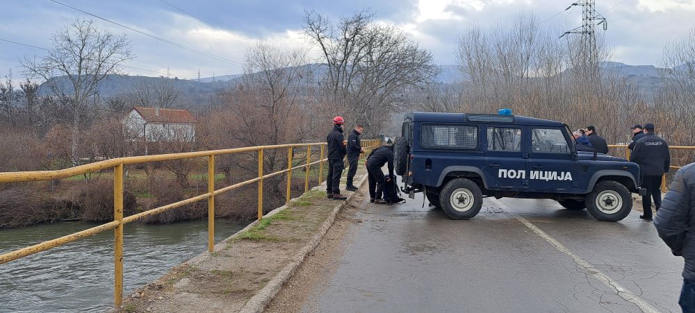 ПОРАДИ НАРУШЕНА СТАБИЛНОСТ ЗАБРAНEТ ЗА СООБРАЌАЈ МОСТОТ НА ВАРДАР КАЈ БАШИНО СЕЛО