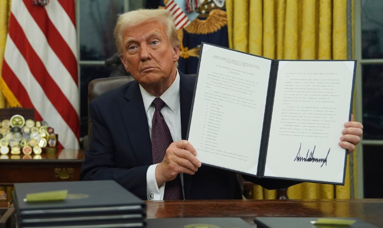 ВЛАДАТА НА ТРАМП ЌЕ ОДИ НА ВРХОВЕН СУД ЗА ДА ЈА ОБЖАЛИ ЗАБРАНАТА НА НОВИТЕ ЦАРИНИ