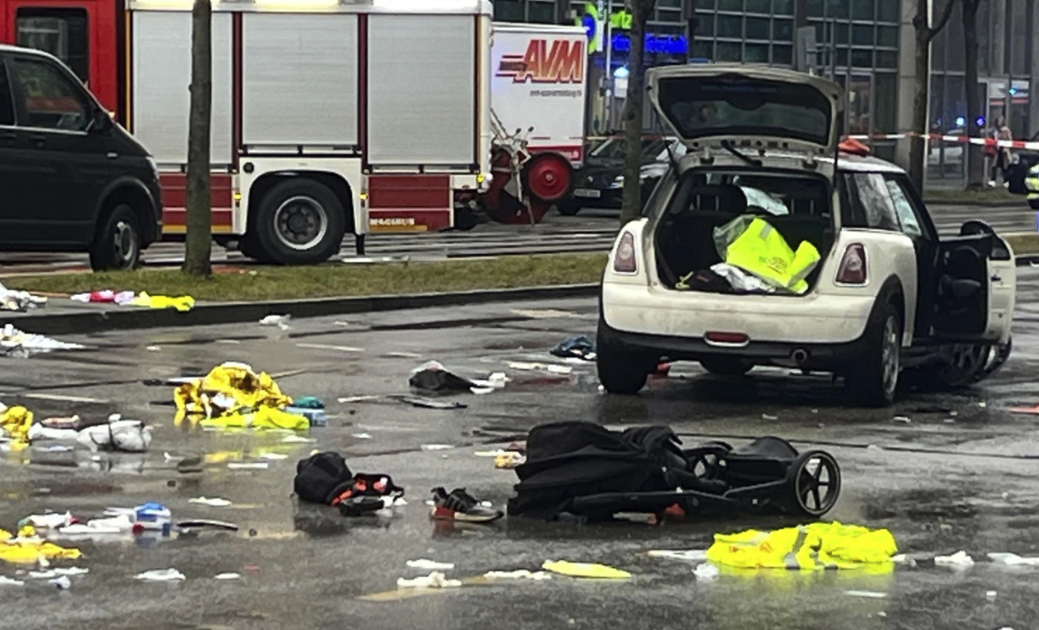 АВТОМОБИЛ СЕ ЗАБИ ВО ГРУПА ЛУЃЕ ВО ЦЕНТАРОТ НА МИНХЕН, НАЈМАЛКУ 28 ПОВРЕДЕНИ