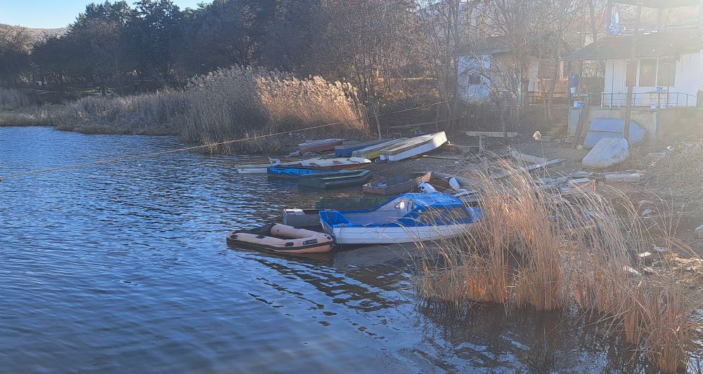 СЕ ИЗБИСТРИ ВОДАТА НА ЕЗЕРОТО МЛАДОСТ, ИСЧЕЗНАА ПЛОЧИТЕ ОРГАНСКА МАСА КОИ ПЛИВАА ПО ПОВРШИНАТА