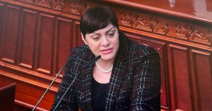 МИНИСТЕРКАТА ЗА ФИНАНСИИ МУ СЕ ЗАКАНИ НА ПРАТЕНИКОТ БИТИЌИ ДЕКА ЌЕ ГО ТУЖИ АКО НАДВОР ОД СОБРАНИЕ ПРАША ЗОШТО НА НЕКОИ ПАРТИСКИ НЕПОДОБНИ ФИРМИ НЕ ИМ ГИ ВРАЌА ПАРИТЕ ОД ДДВ И ДО 9 МЕСЕЦИ