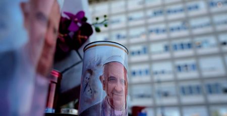 ПАПАТА ФРАЊО Е ВО КРИТИЧНА СОСТОЈБА, СООПШТИ ВАТИКАН
