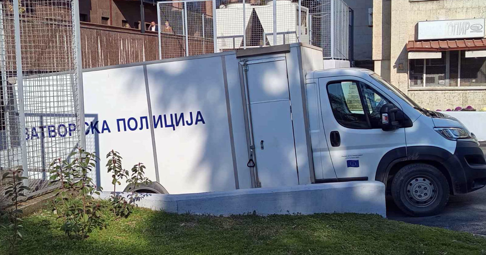 ПО 30 ДЕНА ПРИТВОР ЗА 7 УАПСЕНИ ОД 13 ОСОМНИЧЕНИ ДЕКА 9 ГОДИНИ ФИКТИВНО ПРОДАВАЛЕ ГОРИВО ЗА ДА ЗАТАЈАТ ДАНОК И ДА ИСПУМПААТ ПАРИ ОД БУЏЕТОТ, ШЕФОВИТЕ НА ФИРМИТЕ НЕЛЕГАЛНО ПРЕСТОЈУВАЛЕ ВО МАКЕДОНИЈА