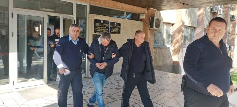 ЧЕТИРИ ГОДИНИ И 10 МЕСЕЦИ ЗАТВОР ЗА БУГАРИНОТ КОЈ ИЗМАМИ КУМАНОВКА ЗА 30.000 ЕВРА СО НАВОДНА СООБРАЌАЈКА НА ЌЕРКА Ѝ