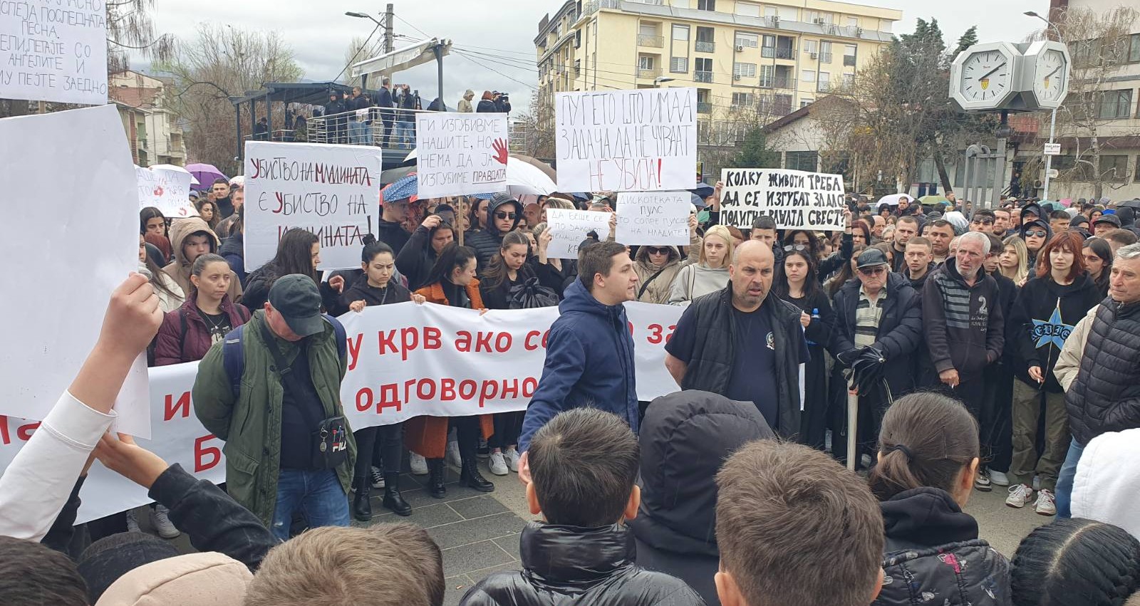 ВЛАДАТА ГО ОБЈАВИ БРОЈОТ 070/270-370 ЗА ОБЕЗБЕДУВАЊЕ БЕСПЛАТЕН ПРЕВОЗ И СМЕСТУВАЊЕ НА СЕМЕЈСТВАТА НА НАСТРАДАНИТЕ КОИ СЕ ЛЕКУВААТ ВО СТРАНСТВО ПО ПОЖАРОТ ВО КОЧАНИ