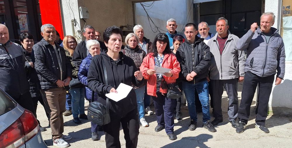ЗАВРШУВА СТЕЧАЈНАТА ПОСТАПКА, А НЕ СЕ ИСПЛАТЕНИ 10 ЗАОСТАНАТИ ПЛАТИ, ПРОТЕСТИРААТ ЧЕТИРИЕСЕТИНА РАБОТНИЦИ НА НЕКОГАШНАТА ПЕЧАТНИЦА „НАПРЕДОК“ ОД ТЕТОВО