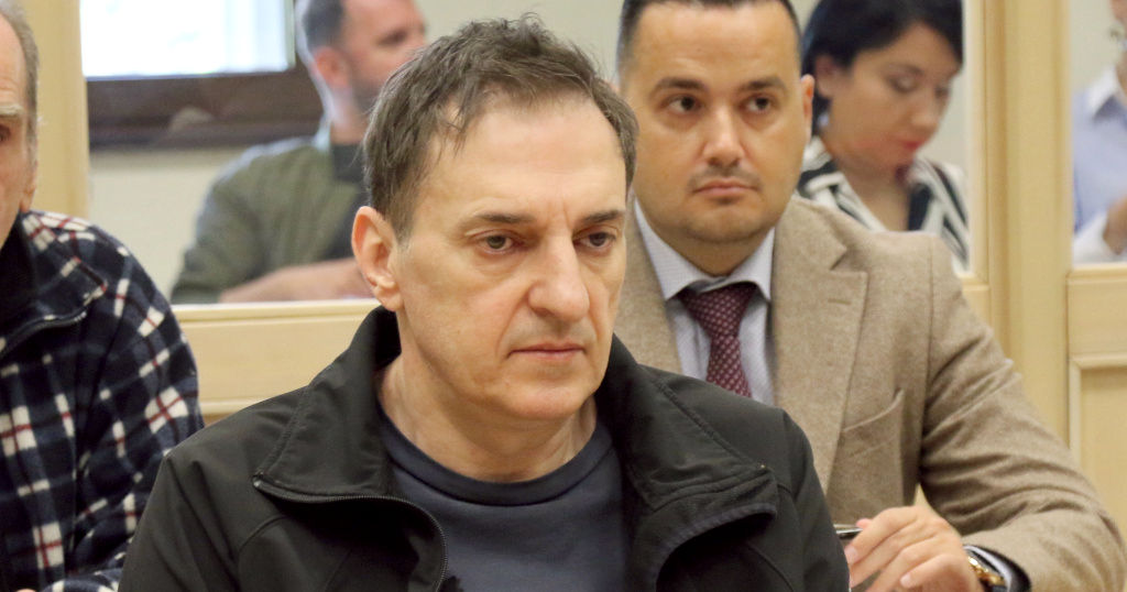НЕМА ПОЗНАНСТВО НИ НАЈМАЛА ПОВРЗАНОСТ НА ТАТКОТО НА ВАЊА СО ЧЕТВОРИЦАТА ОБВИНЕТИ НА ЧЕЛО СО ПАЛЕВСКИ КОИ ГО УБИЈА НЕГОВОТО ДЕТЕ, КАЖА АДВОКАТОТ ВО ЗАВРШНИОТ ЗБОР