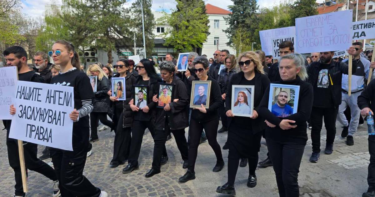 ПРОТЕСТЕН МАРШ ВО КОЧАНИ ЗА ЖРТВИТЕ ОД ПОЖАРОТ ВО ДИСКОТЕКАТА „ПУЛС“, СЕМЕЈСТВАТА БАРААТ ОДГОВОРНОСТ И ПРАВДА