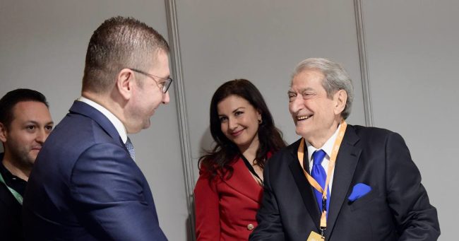 МИЦКОСКИ ВО ВАЛЕНСИЈА НА ПАНЕЛ ЗА ДЕМОГРАФСКАТА КРИЗА НА КОНГРЕСОТ НА ЕНП, НА МАРГИНИТЕ СЕ СРЕТНА СО БЕРИША И ВУЧЕВИЌ