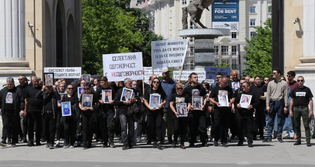 РОДИТЕЛИТЕ НА ЗАГИНАТИТЕ ОД КОЧАНИ ГО ПОВИКАА ПРЕМИЕРОТ ДА ЈА ОБЈАВИ СНИМКАТА ОД НИВНАТА СРЕДБА