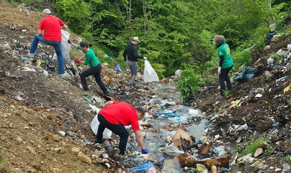 ДИПЛОМАТИ ОД АВСТРИЈА И ШВАЈЦАРИЈА СО ТЕТОВСКИ КОМУНАЛЕЦ СОБРАА 3 ТОНИ СМЕТ ОД ДИВИТЕ ДЕПОНИИ ВО НАЦИОНАЛНИОТ ПАРК „ШАР ПЛАНИНА“
