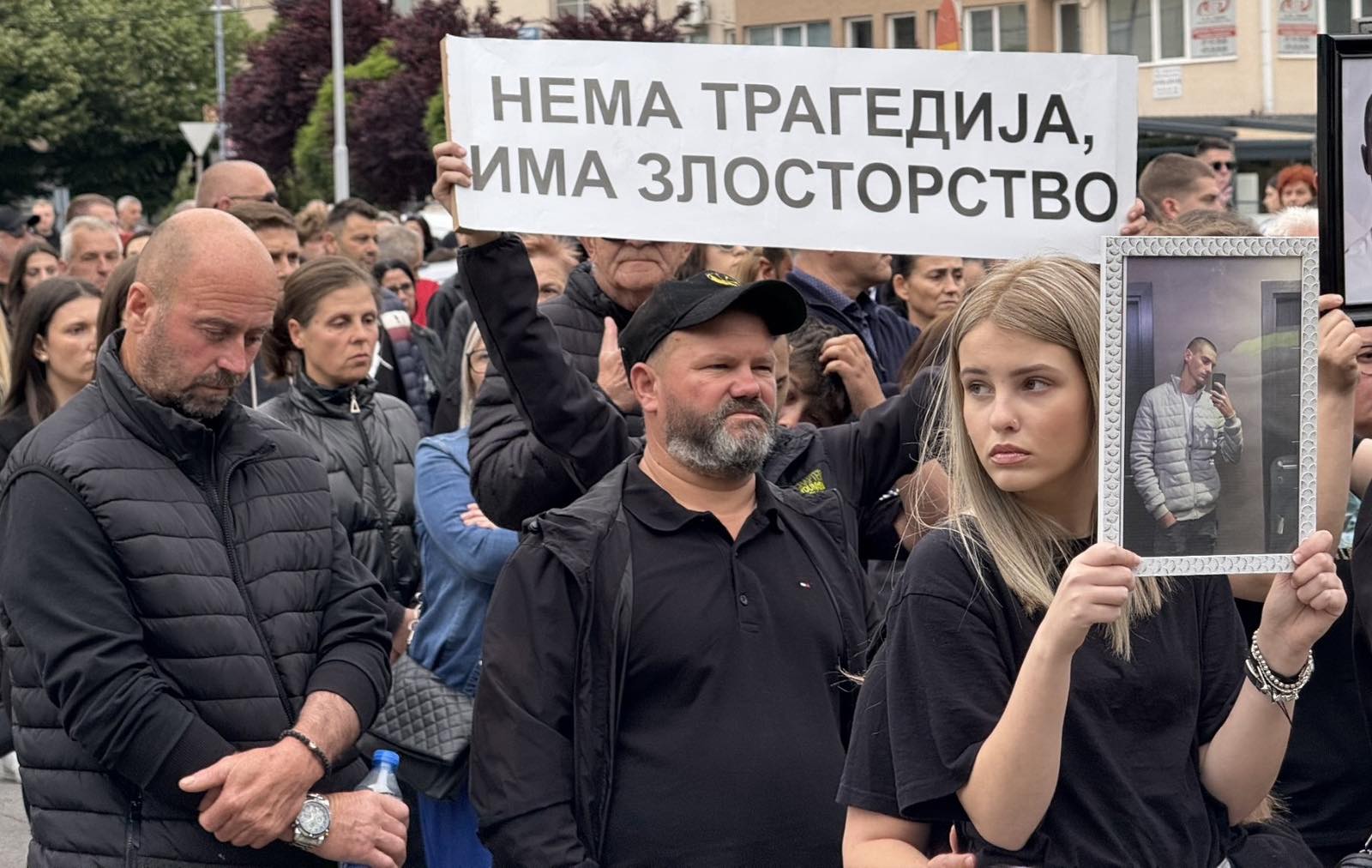 СО СЛИКИ НА ГРАДИТЕ ОД СВОИТЕ ЗАГИНАТИ ДЕЦА, РОДИТЕЛИТЕ СО ГОЛЕМ МАРШ ОДБЕЛЕЖАА 2 МЕСЕЦА ОД КАТАСТРОФАТА ВО ДИСКОТЕКАТА „ПУЛС”, ИМ СЕ ПРИДРУЖИЈА ОГРОМЕН БРОЈ ГРАЃАНИ