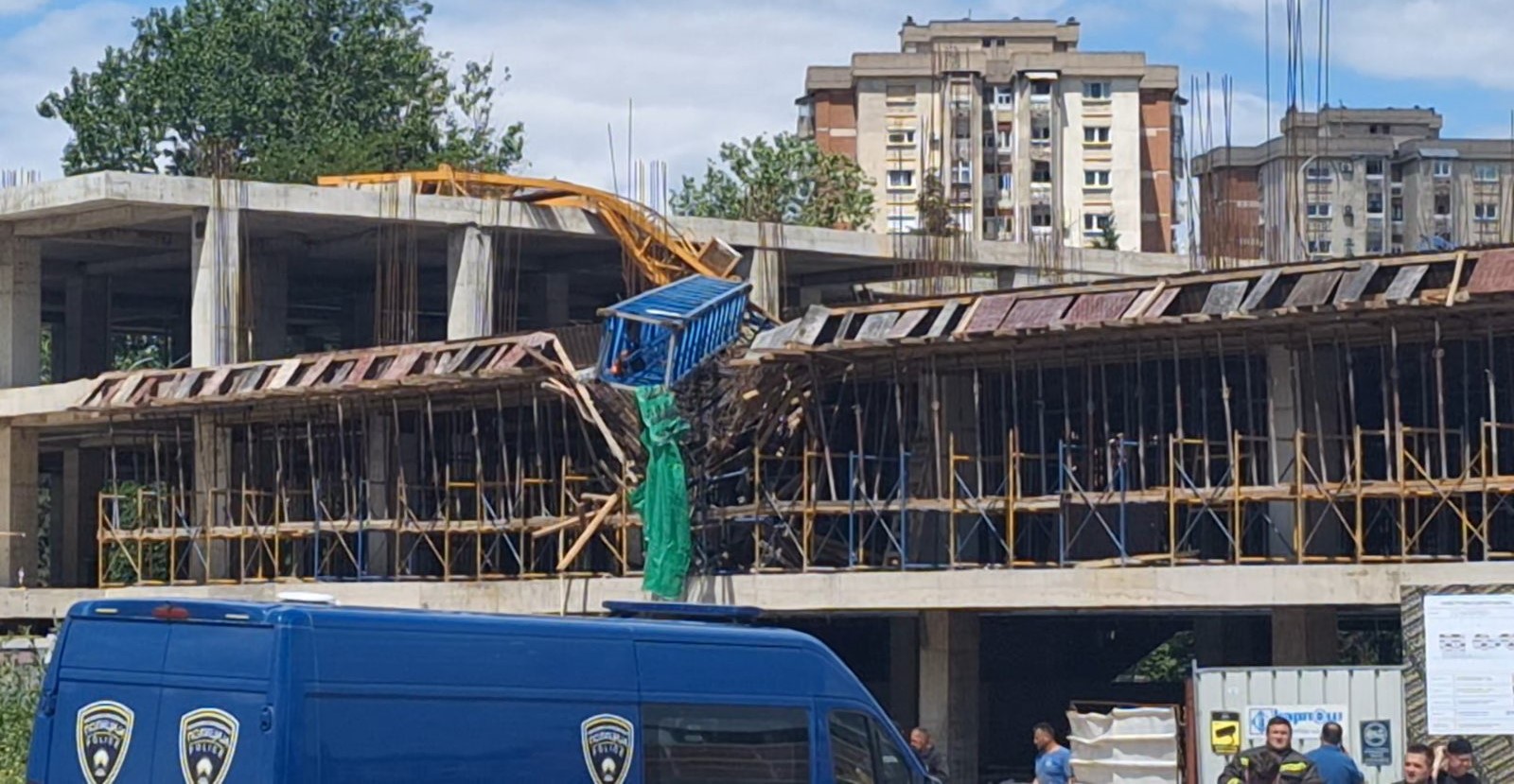 ПАДНА КРАН ВРЗ ОБЈЕКТ ВО ГРАДБА ВО ПОРАНЕШНАТА БИТОЛСКА КАСАРНА, ИМА ПОВРЕДЕНИ