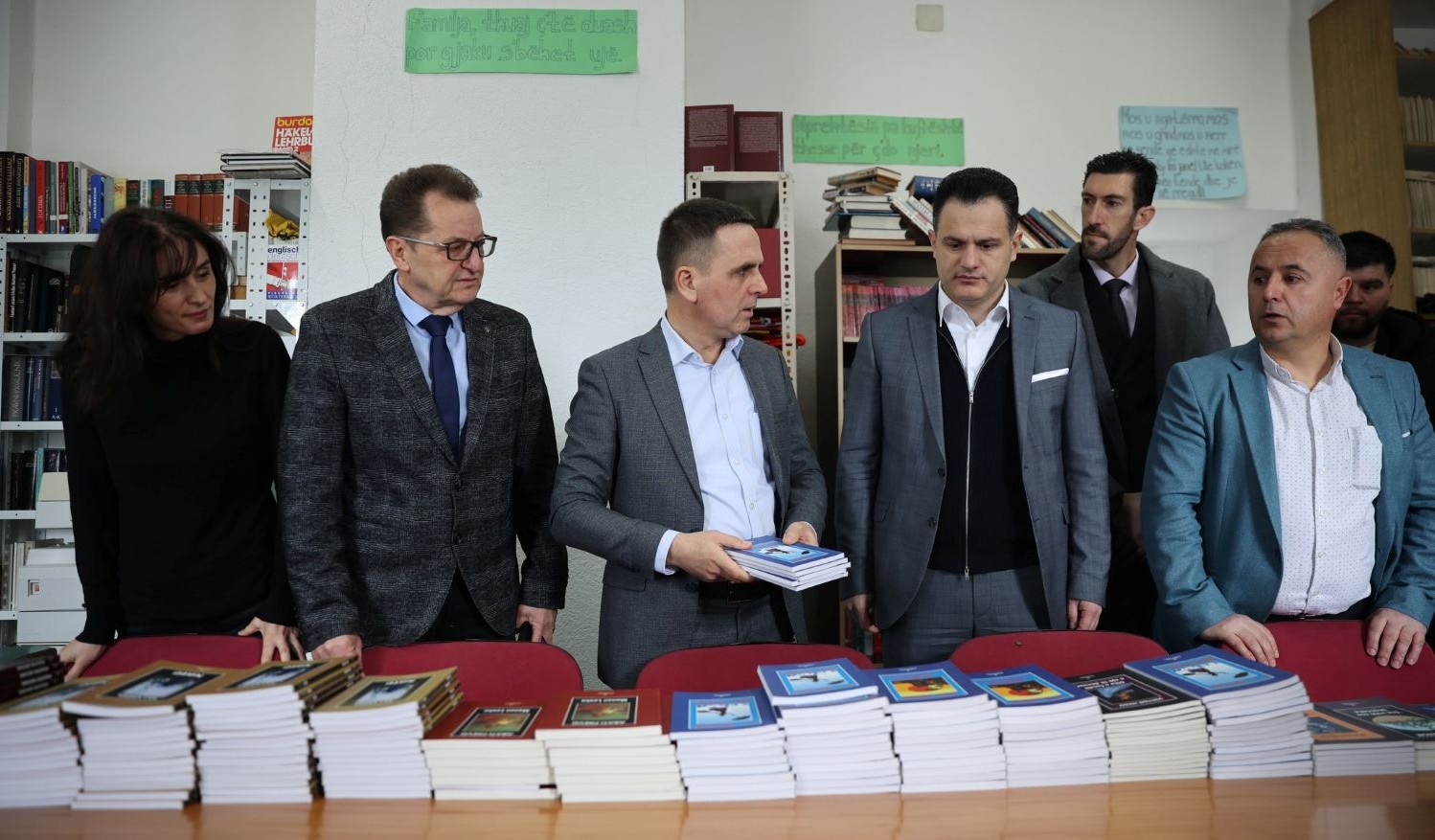 ИЗДАВАЧ ОД АЛБАНИЈА ГИ ТУЖИ ОПШТИНА ТЕТОВО И ГРАДОНАЧАЛНИКОТ КАСАМИ ДЕКА ПОДАРУВАЛЕ КНИГИ КОИ БИЛЕ ОТПЕЧАТЕНИ БЕЗ  АВТОРСКИ ПРАВА