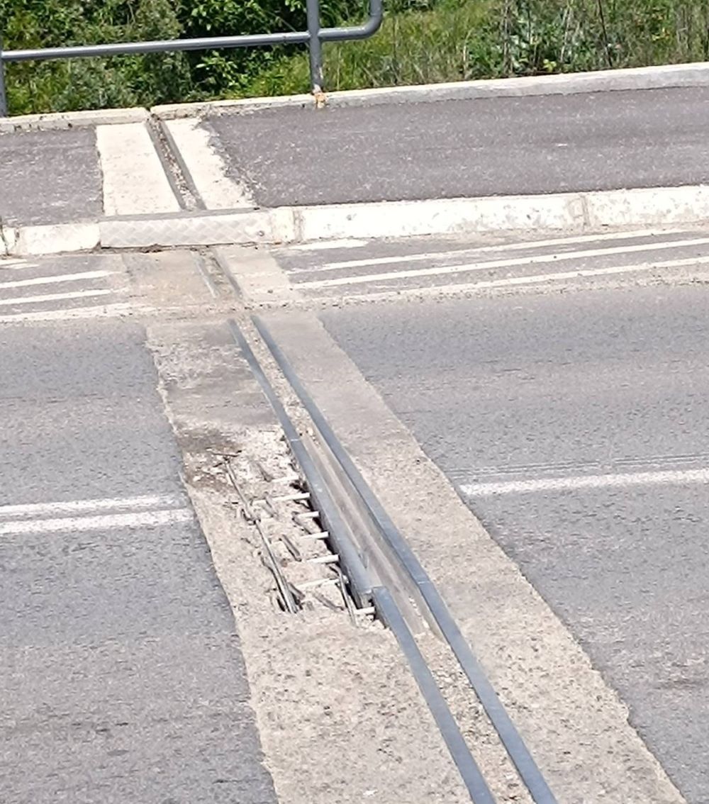 ОШТЕТЕН КОЛОВОЗОТ НА МОСТОТ НА ДРАГОР ВО БИТОЛА ЧИЈА РЕКОНСТРУКЦИЈА ЗАВРШИ ПРЕД ДВЕ И ПОЛ ГОДИНИ