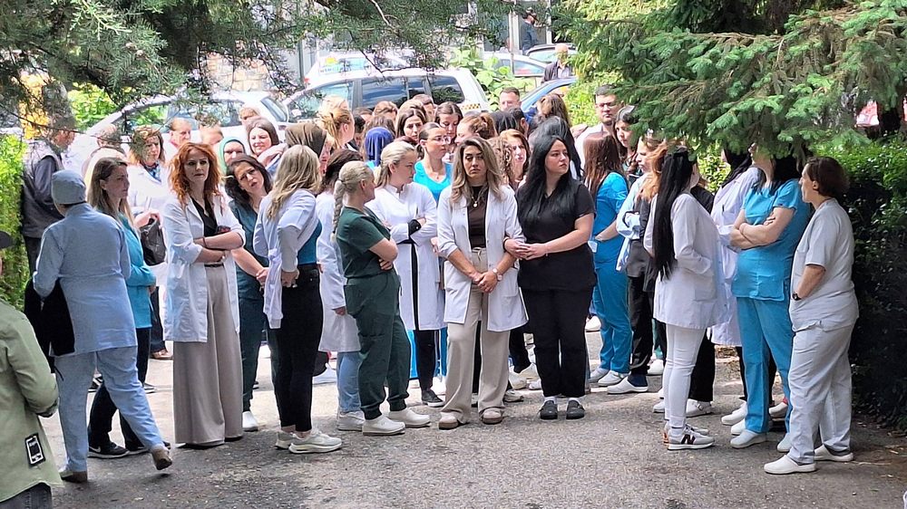 ПРОТЕСТ НА МЕДИЦИНСКИТЕ СЕСТРИ ВО ТЕТОВО, НЕКОИ ДЕСЕТ ГОДИНИ РАБОТАТ СО ДОГОВОР ЗА ДЕЛО, А СЕГА И ДВА МЕСЕЦА НЕ ЗЕЛЕ ПЛАТА