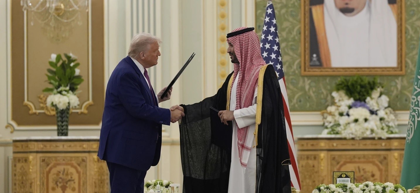 ТРАМП РЕЧЕ ДЕКА САД ЌЕ ГИ УКИНАТ САНКЦИИТЕ ЗА СИРИЈА, ОБЕЗБЕДИЛ ДОГОВОР ОД 600 МИЛИЈАРДИ ДОЛАРИ СО САУДИСКА АРАБИЈА
