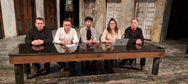 „ЧОРБАЏИ ТЕОДОС“ НИ СЕ СЛУЧУВА И ДЕНЕС, ВЕЛИ ДАМЈАН ДИМОВСКИ, РЕЖИСЕР НА НОВАТА ПРЕТСТАВА НА БИТОЛСКИОТ ТЕАТАР 