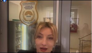 ФИНАНСИСКАТА ПОЛИЦИЈА ОТИШЛА ДОМА КАЈ РАКОВОДИТЕЛКАТА НА СЕКТОРОТ ЗА УРБАНИЗАМ НА ГРАД СКОПЈЕ, АРСОВСКА ВЕЛИ ЈА ЗАПЛАШУВААТ НАМЕСТО ДА ГО АПСАТ ГАНИУ