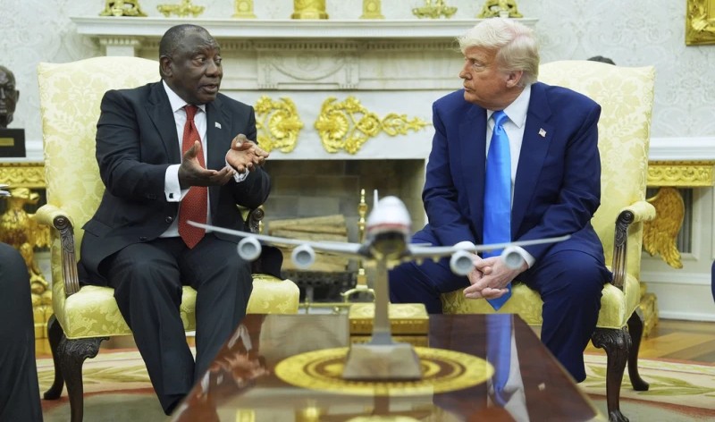 ТРАМП ГО НАПАДНА ЈУЖНОАФРИКАНСКИОТ ПРЕТСЕДАТЕЛ РАМАФОСА ВО БЕЛАТА КУЌА, ГО ОБВИНИ ДЕКА ВО ЗЕМЈАТА СЕ СЛУЧУВА ГЕНОЦИД НА БЕЛЦИТЕ