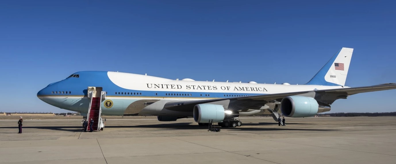 ТРАМП ЌЕ ПРИФАТИ ПОДАРОК ЛУКСУЗЕН ЏАМБО-ЏЕТ ОД КРАЛСКОТО СЕМЕЈСТВО НА КАТАР ЗА ДА ГО КОРИСТИ КАКО ПРЕТСЕДАТЕЛСКИ АВИОН