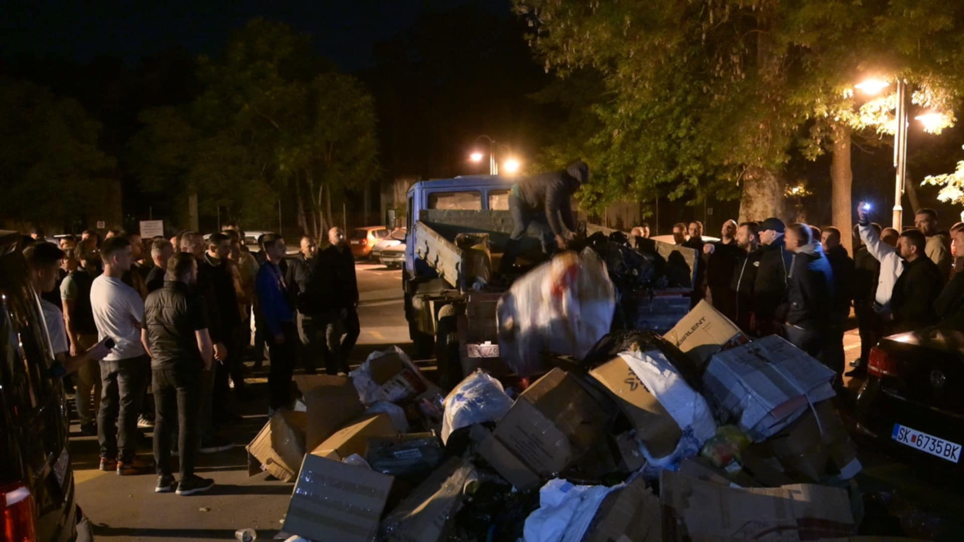 ГАНИУ Ѝ ИСТУРИ ЃУБРЕ НА АРСОВСКА ПРЕД ГРАД СКОПЈЕ, ТАА ГО ПРАША ЗОШТО ВЕДНАШ ИЗБЕГАЛ НИЗ ПАРК КОГА ДОЗНАЛ ДЕКА ДОАЃА