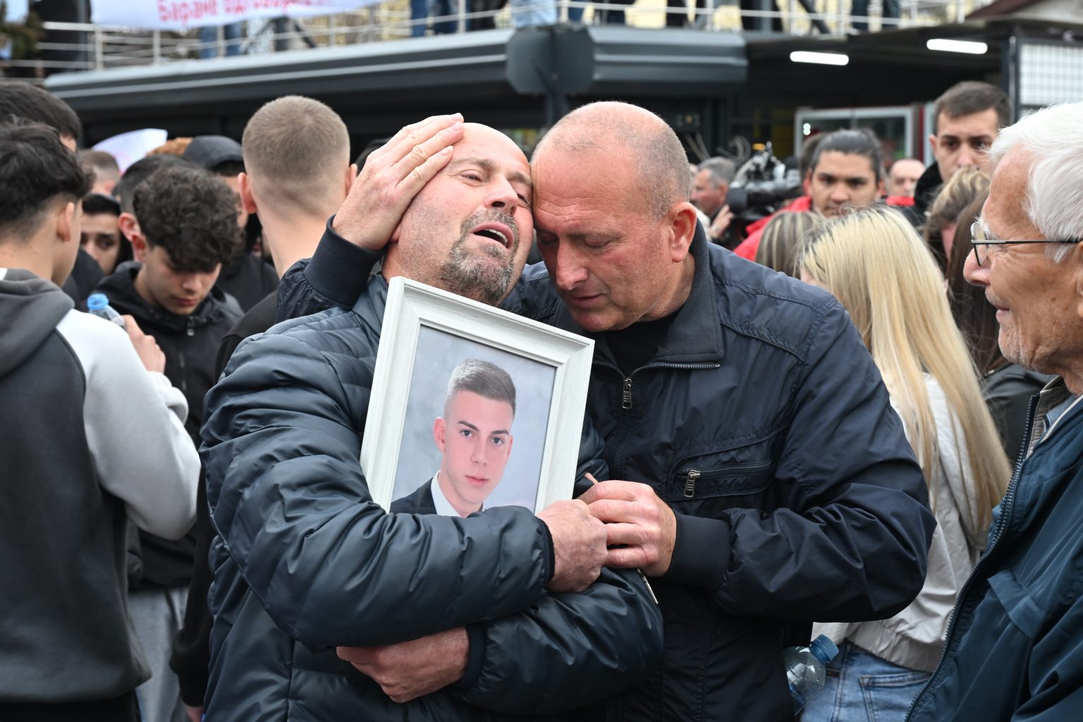 ПРВА НАГРАДА ЗА ФОТОГРАФИЈАТА „ТАТКО-КОЧАНИ“ НА СЛОБОДАН ЃУРИЌ НА КОНКУРСОТ НА ЗНМ И ЕУ ЗА ФОТОРЕПОРТЕРСКИ ОСТВАРУВАЊА