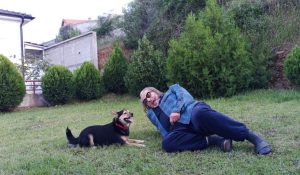 ДОЈРАН МИ ЈА ДОНЕСЕ ТРЕТАТА МЛАДОСТ ОТИ ВЕЌЕ ДВЕ ПОТРОШИВ, ВЕЛИ ИГОР ЏАМБАЗОВ КОЈ ГРАДИ КУЌА СО ПОГЛЕД НА ЕЗЕРО