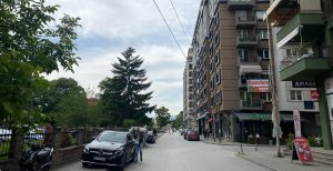 ПЕТ ГОДИНИ СТАНАРИ НА СКОПСКАТА УЛИЦА ОРЦЕ НИКОЛОВ СТРАВУВААТ ДЕКА ЗГРАДАТА ЌЕ СЕ ЗАПАЛИ ОД ЌЕБАПЧИЛНИЦА КОЈА МЕСТО ВЕНТИЛАЦИЈА ИЗБУШИЛА ОТВОР ВО ФАСАДАТА, МИРИЗБАТА ИМ ВЛЕГУВА ДОМА