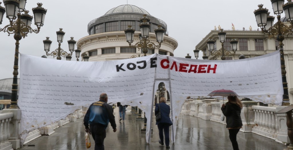 СЕМЕЈСТВАТА НА ЖРТВИТЕ ВО КОЧАНИ СЕ ОСТАВЕНИ САМИ, ПАРТИИТЕ СЕ ГРИЖАТ САМО ЗА СВОЈОТ ПАРТИСКО-ПОЛИТИЧКИ СПОКОЈ, РЕКОА ОД „КОЈ Е СЛЕДЕН?“ ВО АКЦИЈАТА ПРЕД ОБВИНИТЕЛСТВОТО