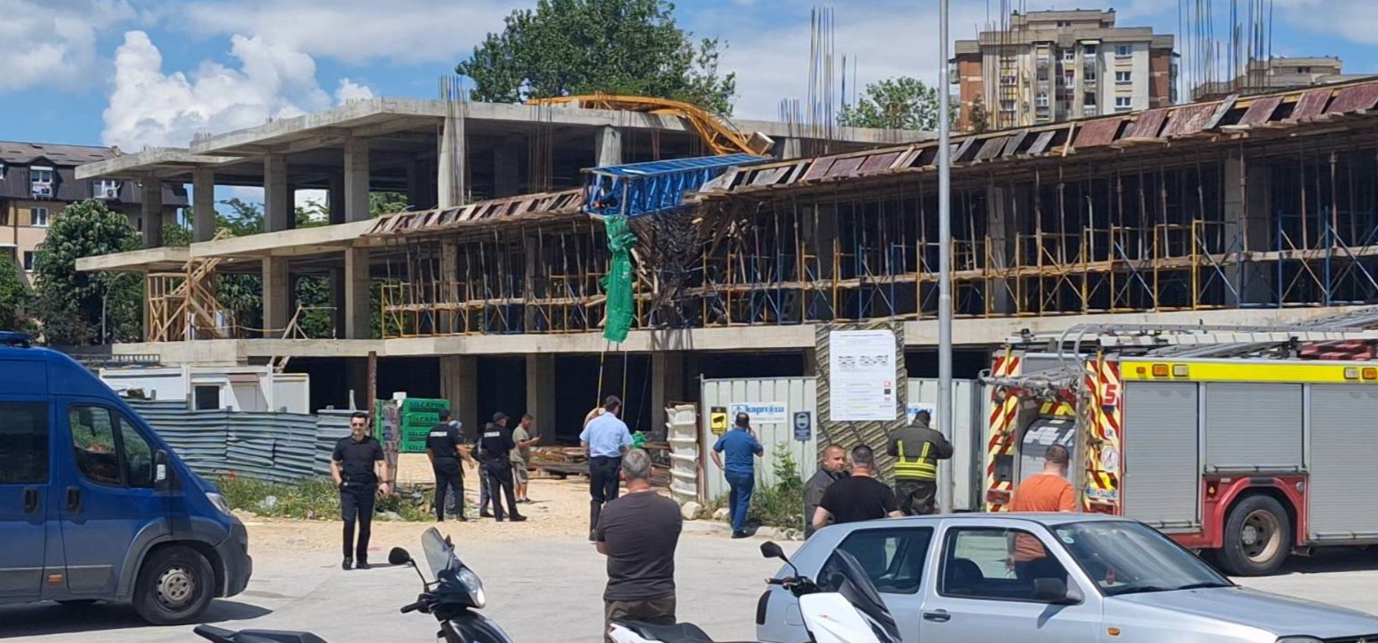 СЕ ИСПИТУВА ДАЛИ НЕСТРУЧНО СЕ РАКУВАЛО СО КРАНОТ ШТО ПАДНА ВРЗ ОБЈЕКТ ВО БИТОЛА ИЛИ Е НЕВНИМАНИЕ
