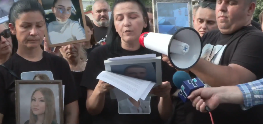 НЕ БАРАМЕ МИЛОСТ, САМО ПРАВДА ЗА СЕКОЕ ДЕТЕ ШТО НЕМА ДА СЕ ВРАТИ, РЕКОА НА ПРОТЕСТОТ РОДИТЕЛИТЕ НА НАСТРАДАНИТЕ ВО КОЧАНСКАТА ДИСКОТЕКА