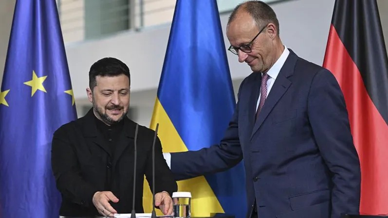 ГЕРМАНИЈА ЌЕ Ѝ ПОМОГНЕ НА УКРАИНА ДА ПРОИЗВЕДУВА ПРОЕКТИЛИ СО ДОЛГ ДОСТРЕЛ, КАЖА МЕРЦ НА СРЕДБАТА СО ЗЕЛЕНСКИ